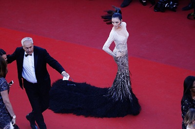 Lý Nhã Kỳ chọn mẫu váy Việt xuất hiện tại thảm đỏ Cannes - Ảnh 3