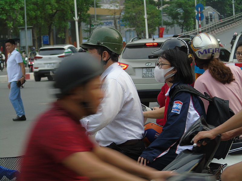 Hà Nội: Gia tăng tình trạng người tham gia giao thông không đội mũ bảo hiểm - Ảnh 3
