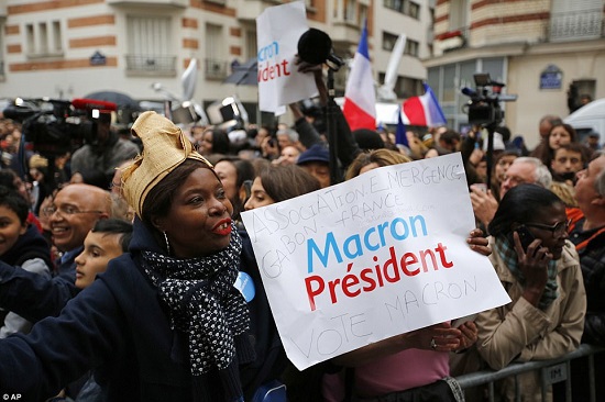 Nước Pháp ăn mừng trước chiến thắng của ông Macron - Ảnh 6
