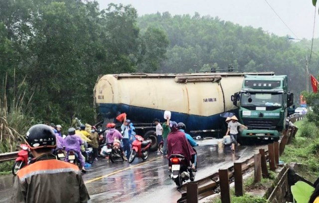 Tai nạn giao thông mới nhất hôm nay 4/4: Nữ tài xế tử vong thương tâm dưới bánh xe đầu kéo trên Quốc lộ 6 - Ảnh 2