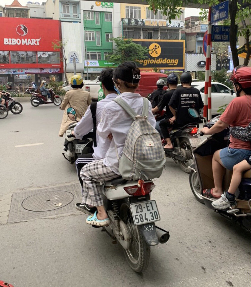 Hà Nội: Gia tăng tình trạng người tham gia giao thông không đội mũ bảo hiểm - Ảnh 9