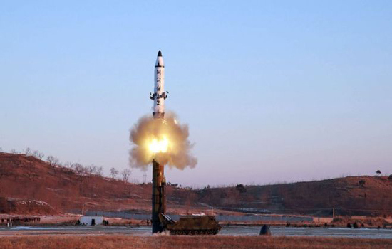 Lãnh đạo Triều Tiên chỉ đạo sớm trang bị tên lửa Pukguksong-2 - Ảnh 1