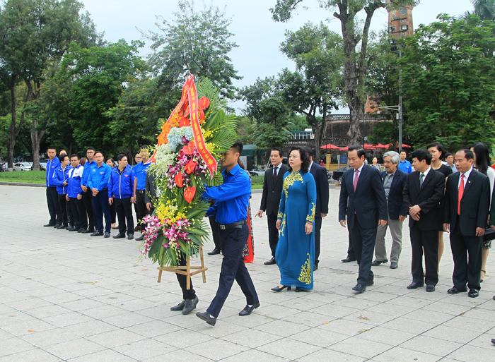 Lãnh đạo TP Hà Nội dâng hoa tưởng nhớ lãnh tụ V.I Lenin - Ảnh 2