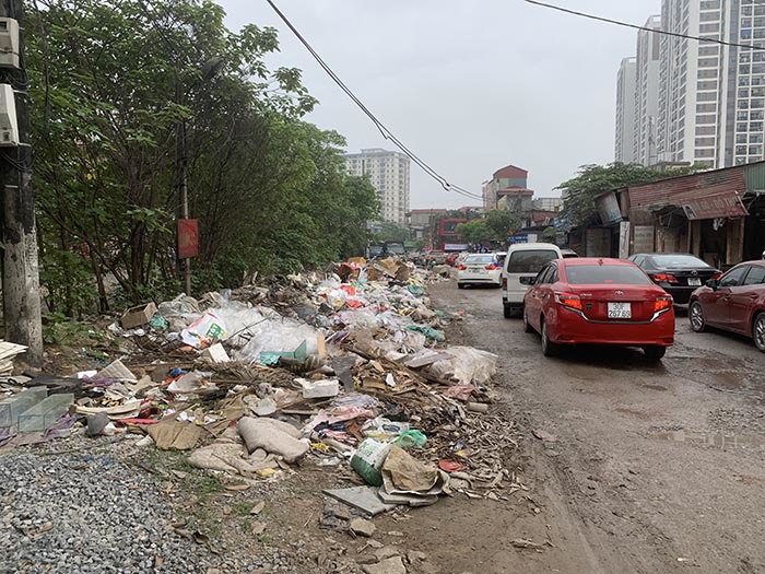 Đường xuống cấp, rác ngập phố Nguyễn Cảnh Dị - Ảnh 1