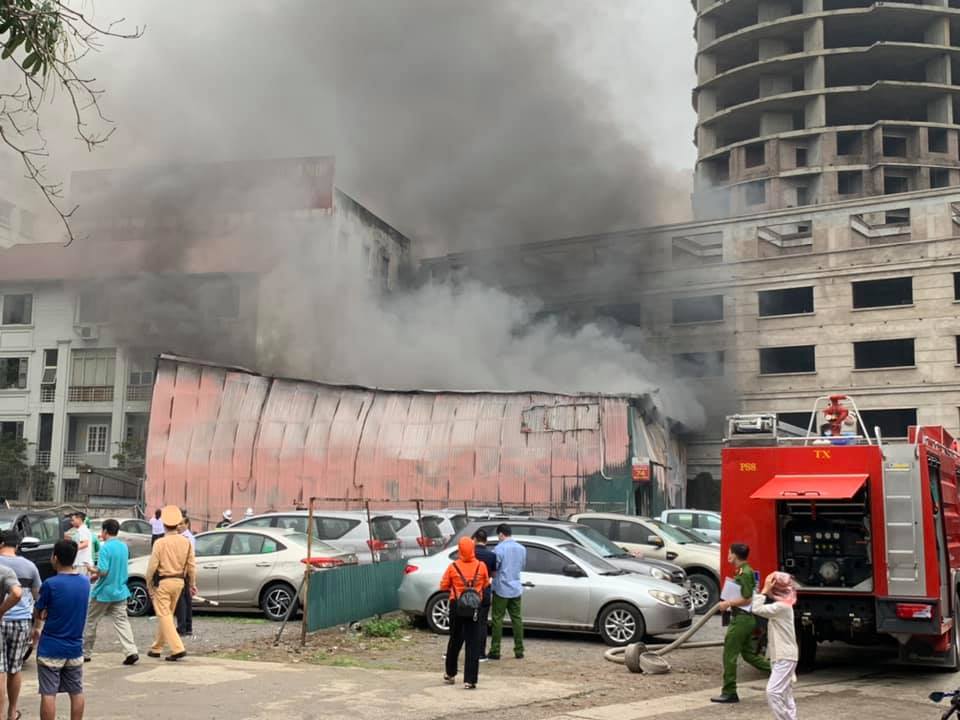 Hà Nội: Cháy lớn tại xưởng in trên phố Định Công - Ảnh 2