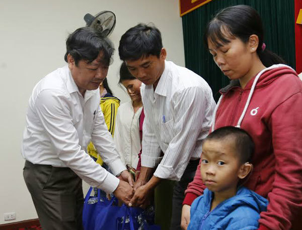 Báo Kinh tế & Đô thị và báo Quảng Trị  tặng quà gia đình chính sách tại Quảng Trị - Ảnh 2