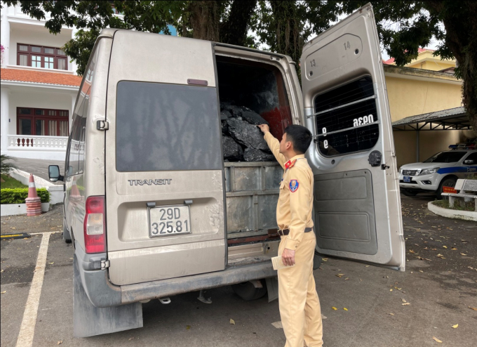 Quảng Ninh: Bắt giữ xe tải vận chuyển 5 tấn than trái phép - Ảnh 1