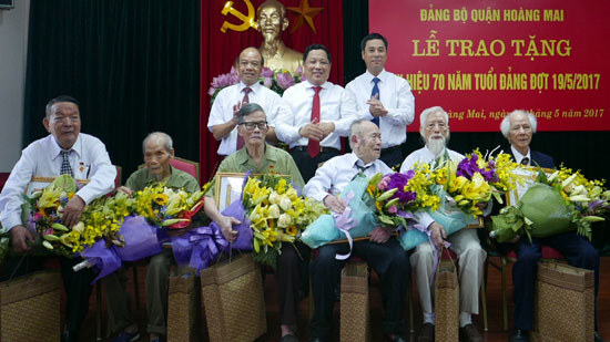 Trao Huy hiệu 70 năm tuổi Đảng cho các đảng viên quận Hoàng Mai - Ảnh 1
