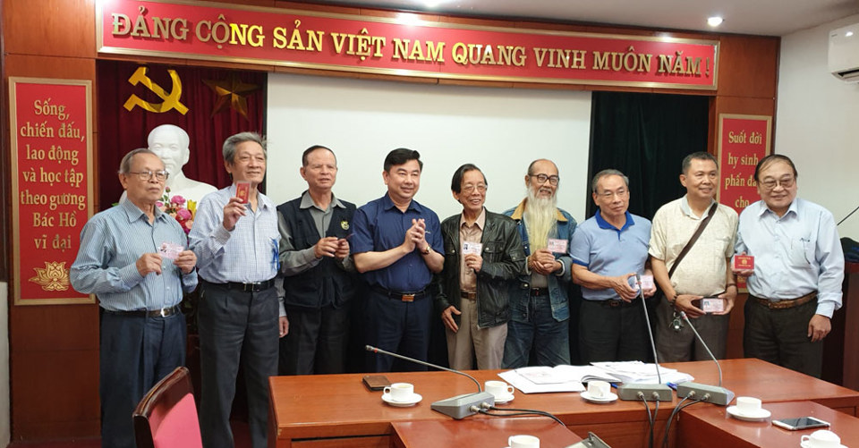 Nhà báo Nguyễn Tất Lộc tặng một số tư liệu quý cho báo Kinh tế & Đô thị - Ảnh 3