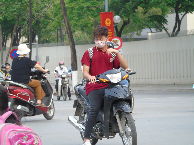 Hà Nội: Gia tăng tình trạng người tham gia giao thông không đội mũ bảo hiểm - Ảnh 2