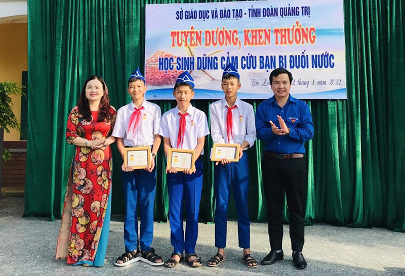 3 học sinh Quảng Trị nhận Huy hiệu “Tuổi trẻ dũng cảm” của Trung ương Đoàn - Ảnh 1