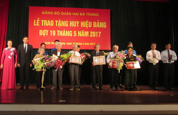 Quận Hai Bà Trưng trao tặng, truy tặng Huy hiệu Đảng đợt 19/5 - Ảnh 1