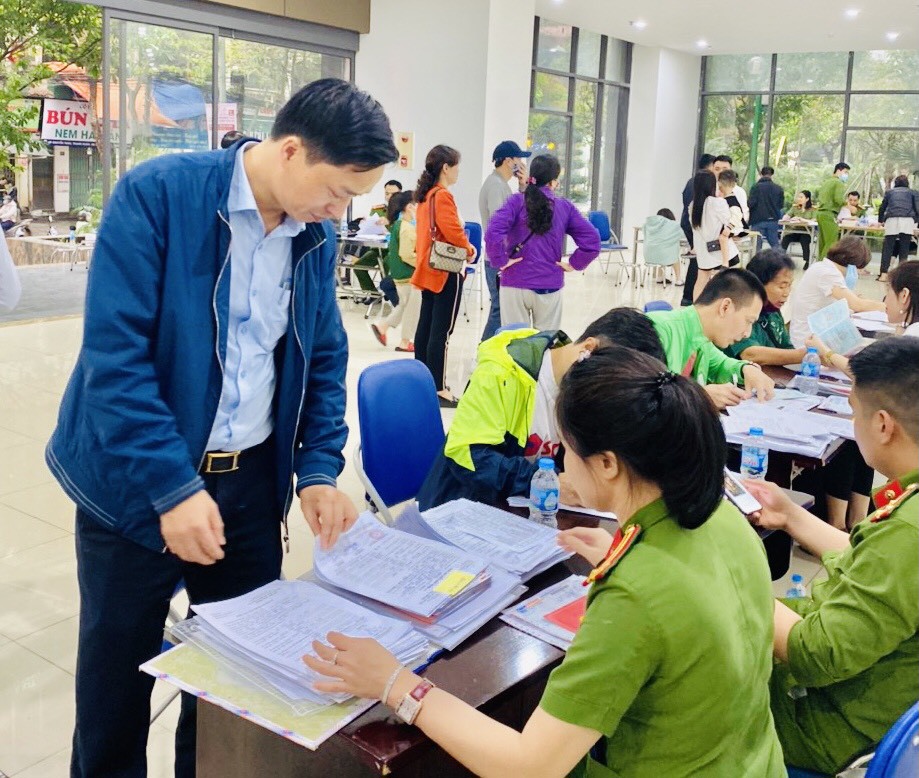 Hà Nội: 2.500 cư dân chung cư 90 Nguyễn Tuân được cấp căn cước công dân gắn chíp - Ảnh 3