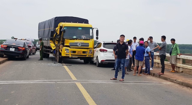 Tai nạn giao thông mới nhất hôm nay 3/4: 2 nữ sinh tử vong thương tâm trong vụ xe tải “ngửa bụng” trên đèo Bảo Lộc - Ảnh 1