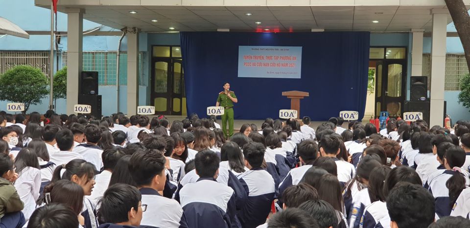 Hàng trăm học sinh Trường THPT Nguyễn Trãi được học kỹ năng chữa cháy, thoát nạn - Ảnh 1