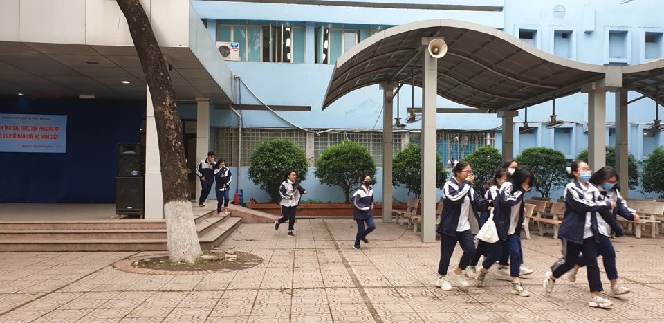 Hàng trăm học sinh Trường THPT Nguyễn Trãi được học kỹ năng chữa cháy, thoát nạn - Ảnh 3