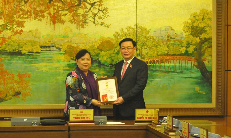 Trao Kỷ niệm chương hoạt động Quốc hội Việt Nam cho các đại biểu Quốc hội TP Hà Nội - Ảnh 1