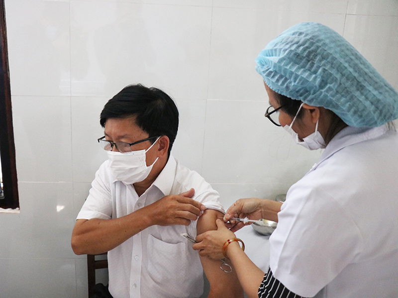 Thừa Thiên Huế tiêm vaccine phòng Covid-19 cho nhân viên y tế - Ảnh 1