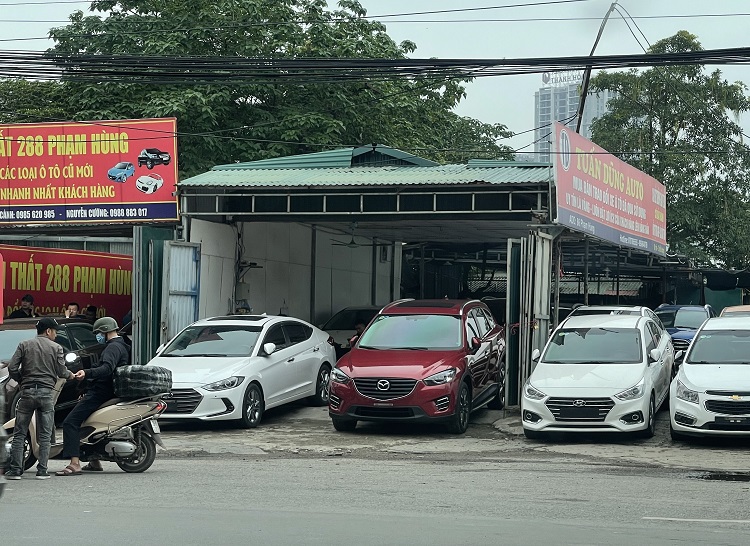 Chợ xe ô tô cũ độc chiếm vỉa hè đường Phạm Hùng - Ảnh 1