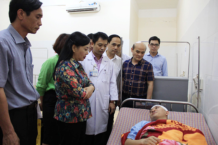 Bộ trưởng Bộ Y tế thăm bác sĩ bị đánh tại Bệnh viện huyện Thạch Thất - Ảnh 1