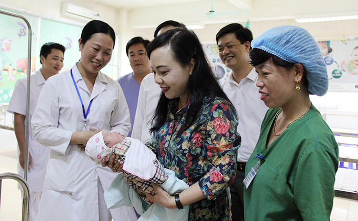 Bộ trưởng Bộ Y tế thăm bác sĩ bị đánh tại Bệnh viện huyện Thạch Thất - Ảnh 2