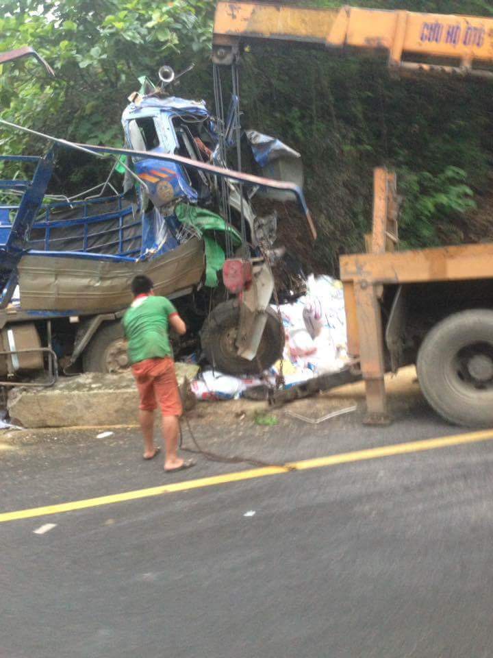 Xe tải đâm vào vách núi ở Hòa Bình, 3 người thương vong - Ảnh 2