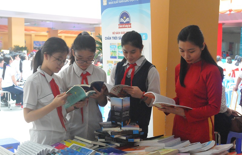 Quận Hoàn Kiếm: Học sinh hào hứng tham gia Ngày hội sách với chủ đề “Tự hào truyền thống - Tự tin hội nhập” - Ảnh 3