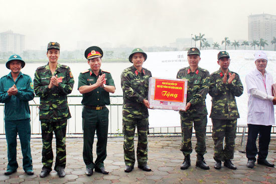 Xây dựng quận Long Biên vững mạnh về quốc phòng - Ảnh 2