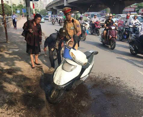 Cảnh sát giao thông giúp dân chữa cháy xe máy - Ảnh 1