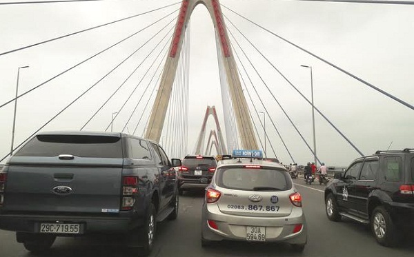 6 xe ô tô đâm liên hoàn gây ùn tắc trên cầu Nhật Tân - Ảnh 2