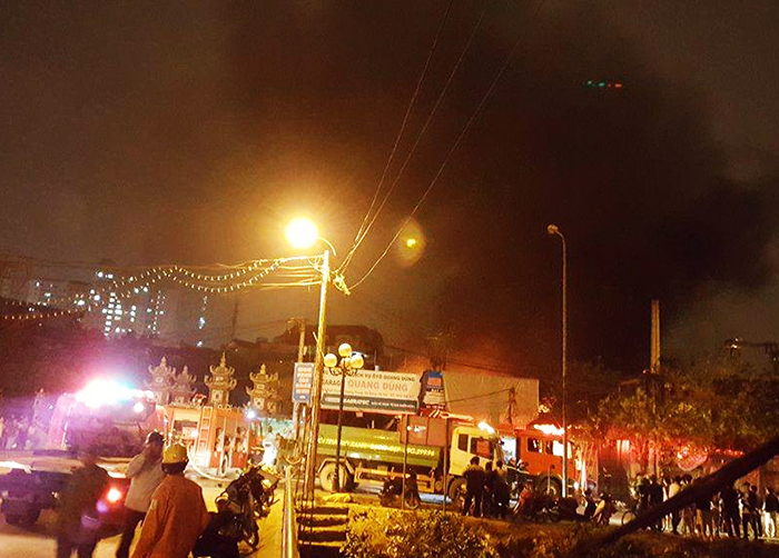 Quận Hà Đông: Gara ô tô sát cạnh chùa Ngòi bùng cháy dữ dội - Ảnh 5
