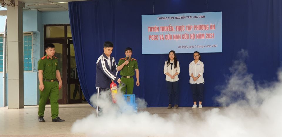 Hàng trăm học sinh Trường THPT Nguyễn Trãi được học kỹ năng chữa cháy, thoát nạn - Ảnh 2