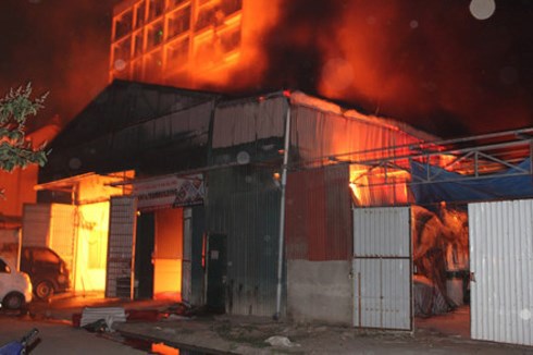 Hà Nội: Xưởng đồ gỗ bốc cháy dữ dội trong đêm khuya - Ảnh 1