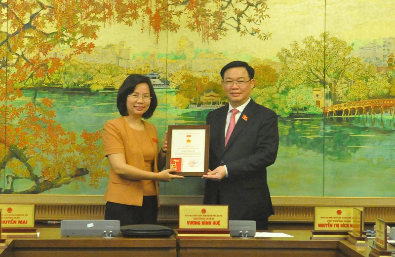Trao Kỷ niệm chương hoạt động Quốc hội Việt Nam cho các đại biểu Quốc hội TP Hà Nội - Ảnh 2