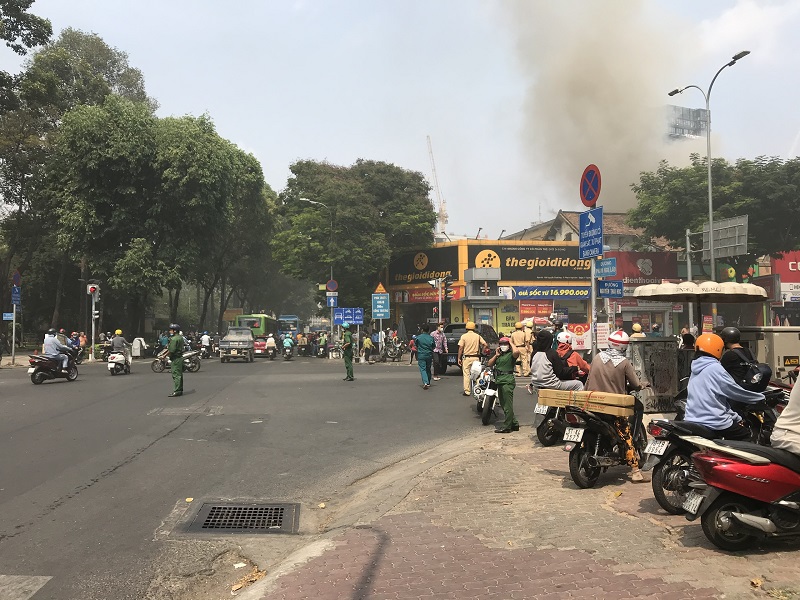 TP Hồ Chí Minh: Cháy lớn sau quán cơm Phúc Lộc Thọ - Ảnh 2
