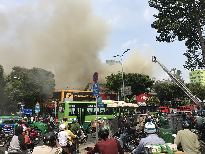 TP Hồ Chí Minh: Cháy lớn sau quán cơm Phúc Lộc Thọ - Ảnh 1