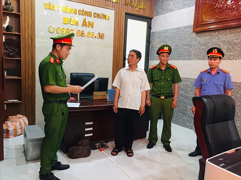 Quảng Nam: Bắt công chứng viên liên quan vụ làm giả sổ đỏ - Ảnh 1
