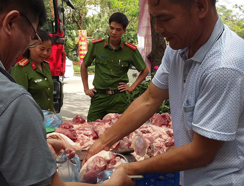 Học viện Cảnh sát Nhân dân thu mua lợn giúp bà con vùng khó khăn - Ảnh 1