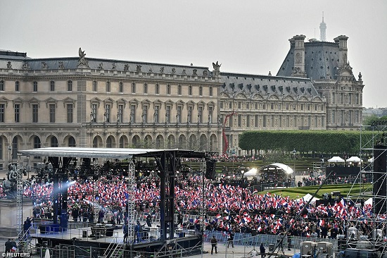 Nước Pháp ăn mừng trước chiến thắng của ông Macron - Ảnh 11