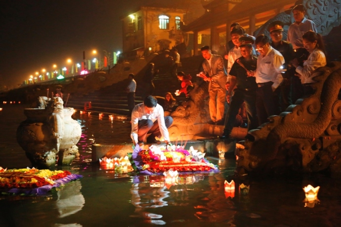 Đêm hoa đăng tri ân các anh hùng liệt sĩ trên sông Thạch Hãn - Ảnh 1