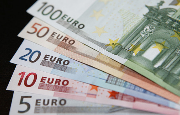 Đồng euro tăng mạnh nhất 5 tháng sau bầu cử Pháp - Ảnh 1