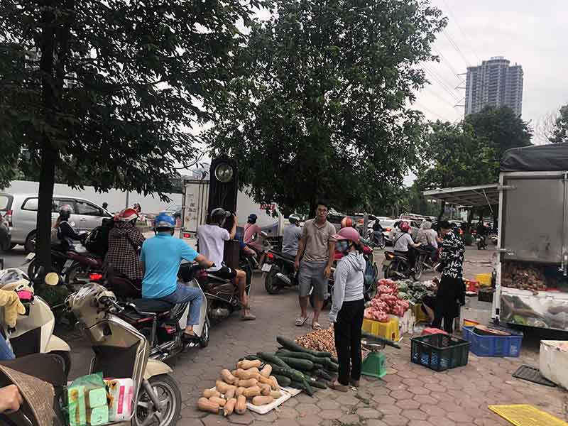 Chợ "cóc" họp tràn lan, giao thông lộn xộn trên đường Tố Hữu - Ảnh 1