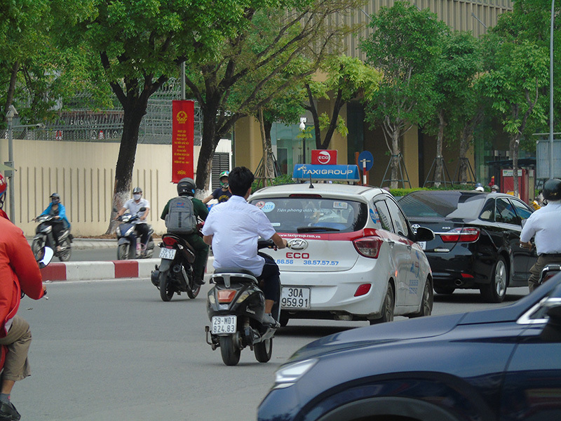 Hà Nội: Gia tăng tình trạng người tham gia giao thông không đội mũ bảo hiểm - Ảnh 4