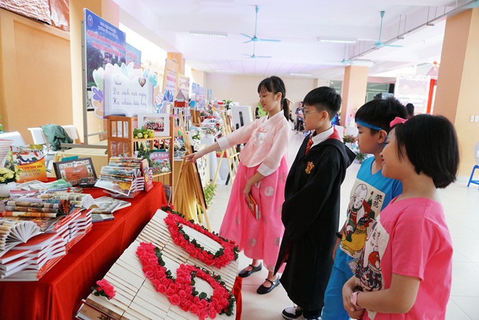 Quận Hoàn Kiếm: Học sinh hào hứng tham gia Ngày hội sách với chủ đề “Tự hào truyền thống - Tự tin hội nhập” - Ảnh 2