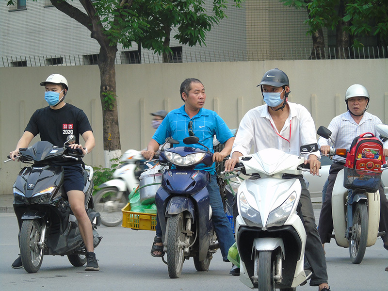 Hà Nội: Gia tăng tình trạng người tham gia giao thông không đội mũ bảo hiểm - Ảnh 1