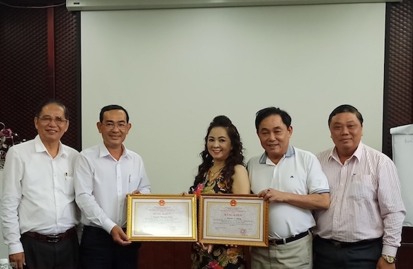 Trao Bằng khen của Chủ tịch UBND tỉnh cho vợ chồng doanh nhân Huỳnh Uy Dũng - Ảnh 1