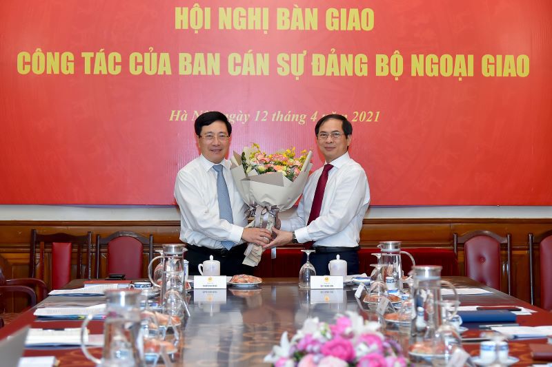 Phó Thủ tướng Phạm Bình Minh bàn giao nhiệm vụ Bộ trưởng Bộ Ngoại giao - Ảnh 1
