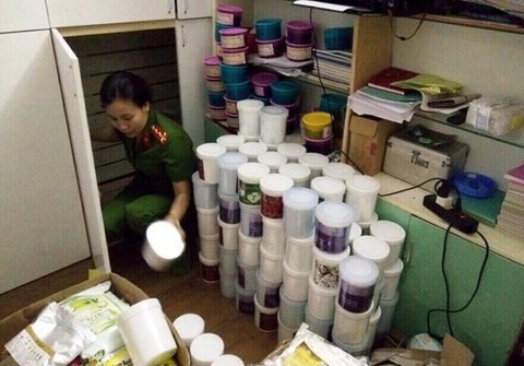 Hà Nội: Phát hiện thu giữ gần 1 tấn mỹ phẩm không nguồn gốc - Ảnh 1