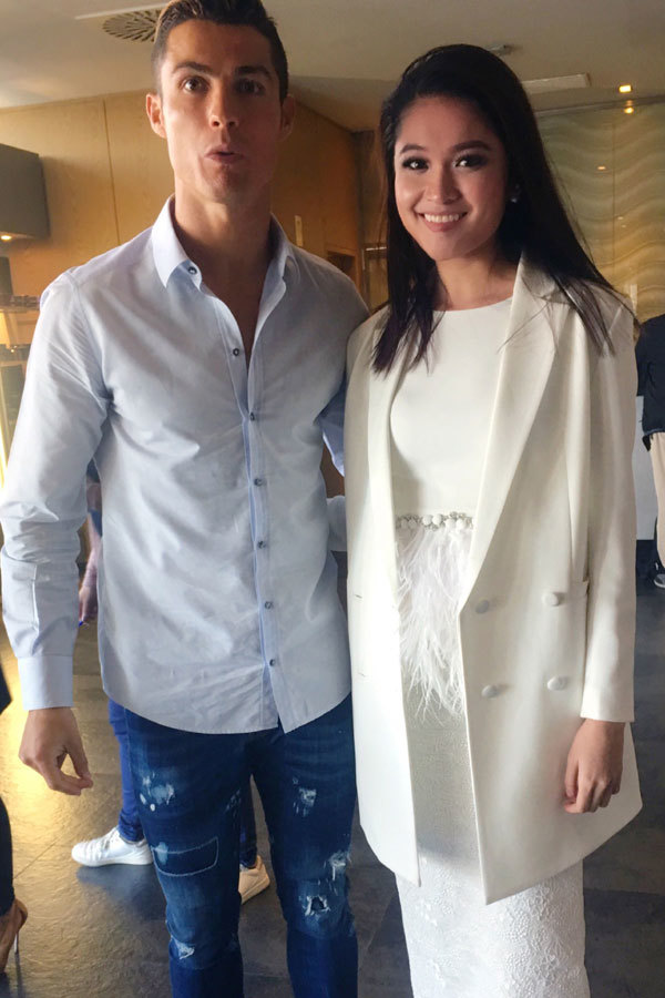 Cristiano Ronaldo thân mật với Á hậu Thuỳ Dung - Ảnh 2