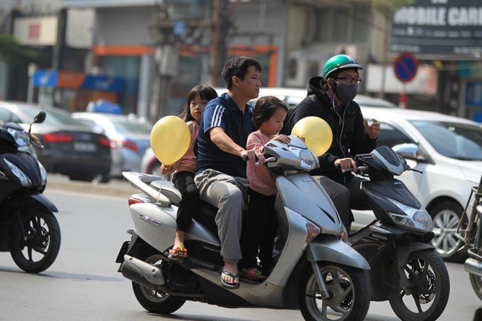 Thực hiện quy định đội mũ bảo hiểm khi đi xe máy: Gia tăng vi phạm - Ảnh 1
